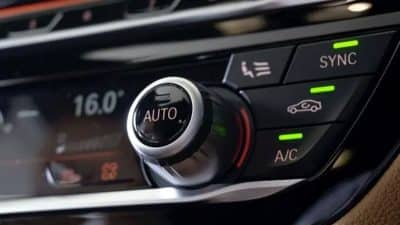 Carburant : ce bouton méconnu dans votre voiture permet de faire de grandes économies, le saviez-vous ?