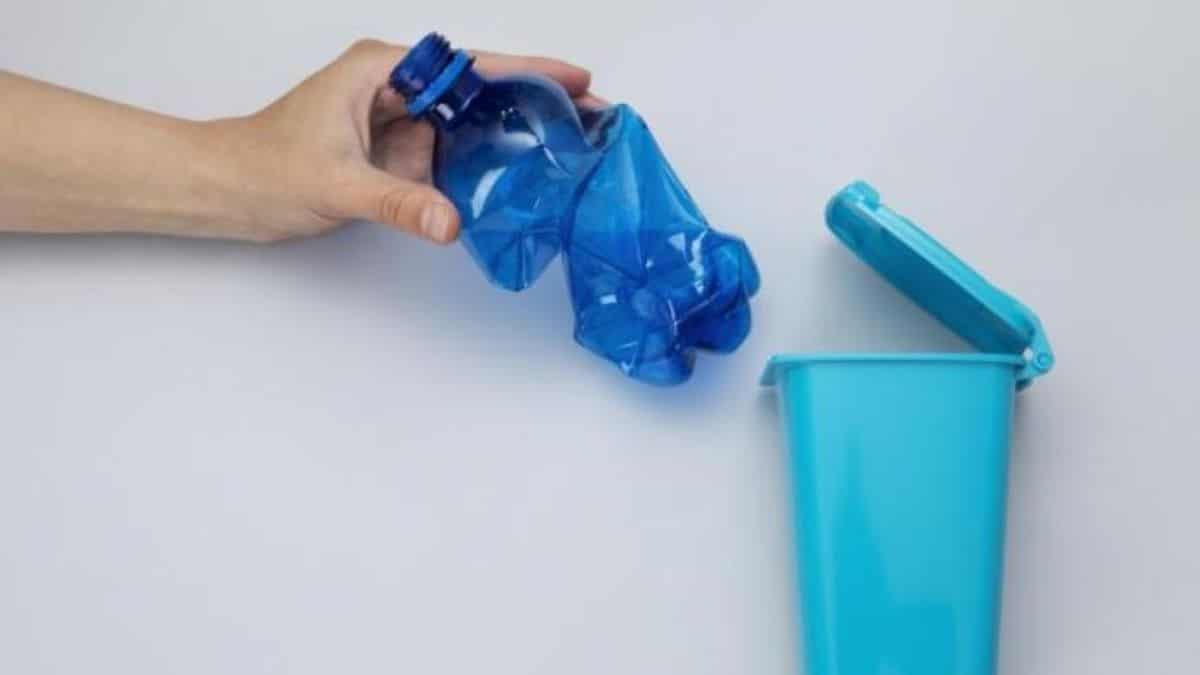 Voici pourquoi vous ne devriez pas aplatir les bouteilles en plastique avant de les jeter