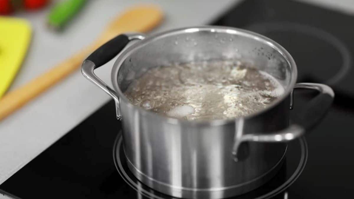 Bouilloire, micro-ondes ou casserole : pour chauffer l’eau, quelle est la méthode la plus économe ?