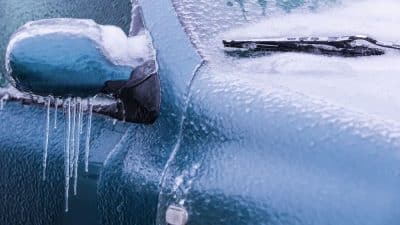 Hiver : ces 5 objets ne doivent jamais rester dans votre voiture quand il fait froid