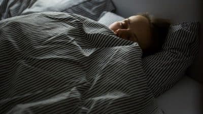 Sommeil : dormir seulement 2h par nuit bientôt envisageable selon des scientifiques ?