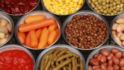 Devez-vous rincer les légumes en boîte avant de les manger ? Voici la réponse
