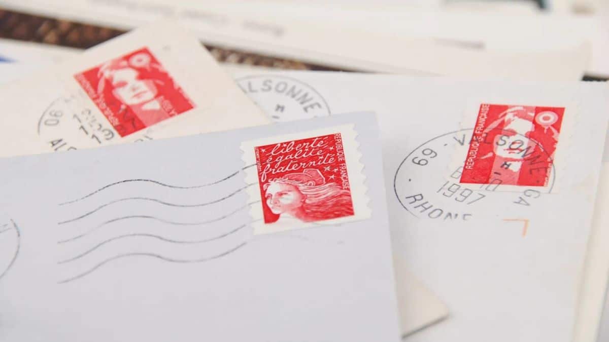 Disparition du timbre rouge de la Poste au 1er janvier : par quoi sera-t-il remplacé ?