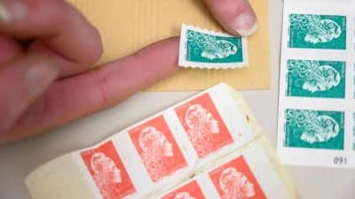 Après le timbre rouge, le timbre vert va-t-il aussi disparaître en 2023 ? On fait le point