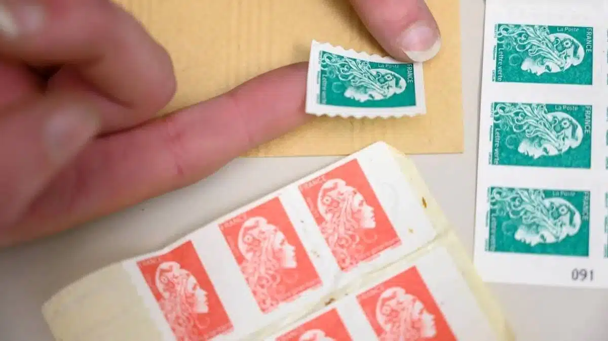 Après le timbre rouge, le timbre vert va-t-il aussi disparaître en 2023 ? On fait le point