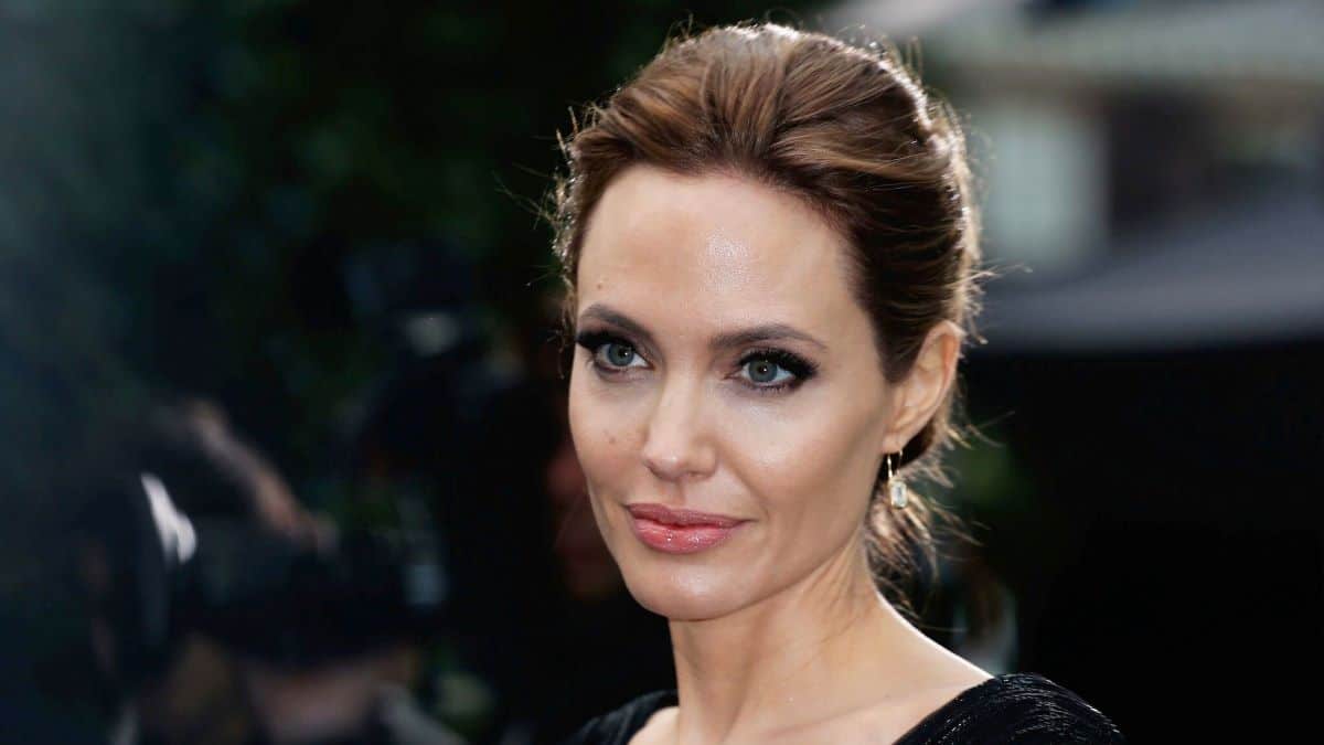 Angelina Jolie au top de la mode avec sa fille : elle dégaine une robe nuisette et une cape