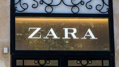Zara sort une sublime petite robe courte que toutes les femmes vont s’arracher en 2023