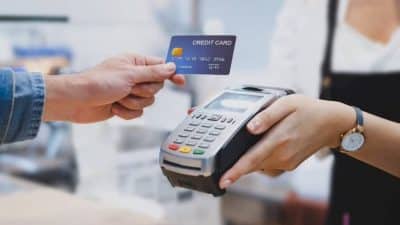 Un commerçant a-t-il le droit de refuser votre carte bancaire ? Voici la réponse