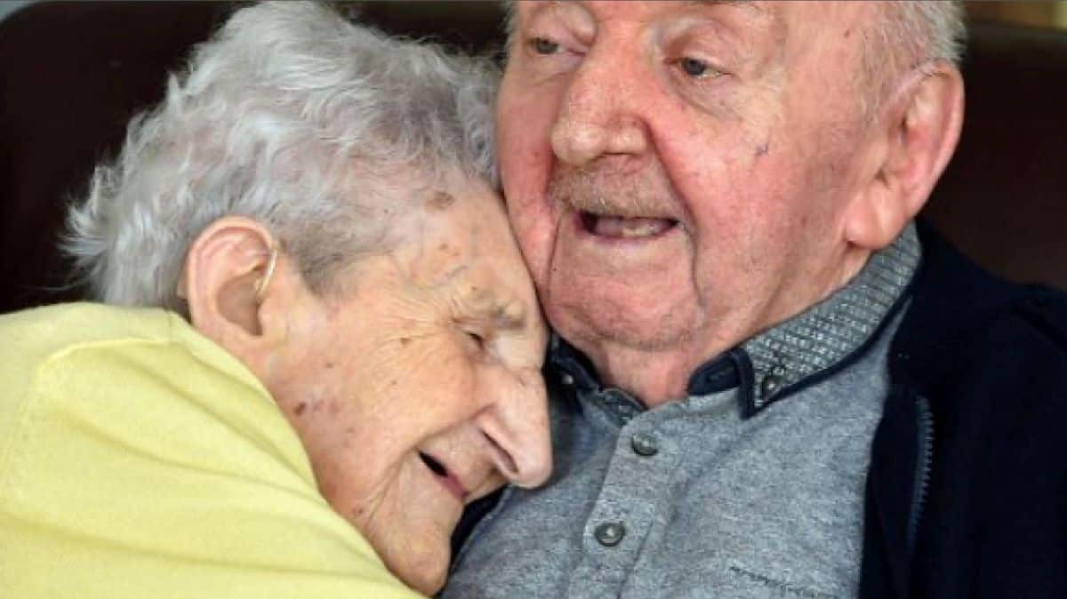 À 98 ans, cette mère va en maison de retraite pour s’occuper de son fils de 80 ans