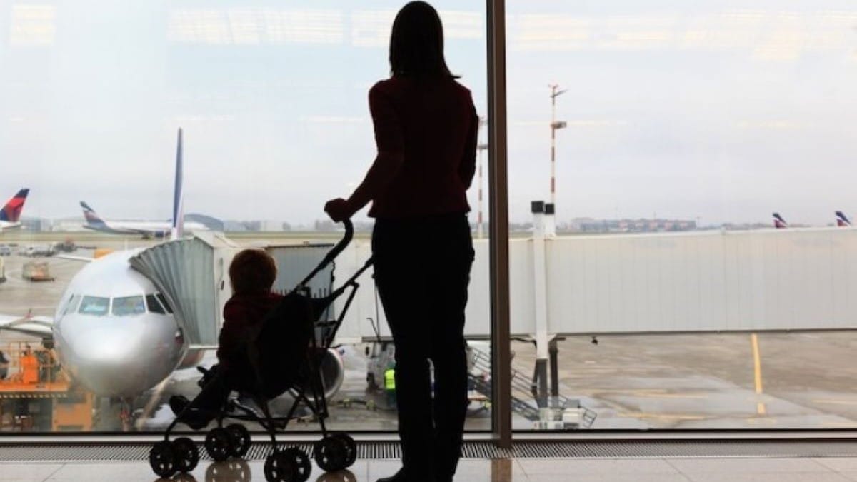 Sans billet pour son bébé, ce couple l’abandonne à l’aéroport pour ne pas rater l’avion