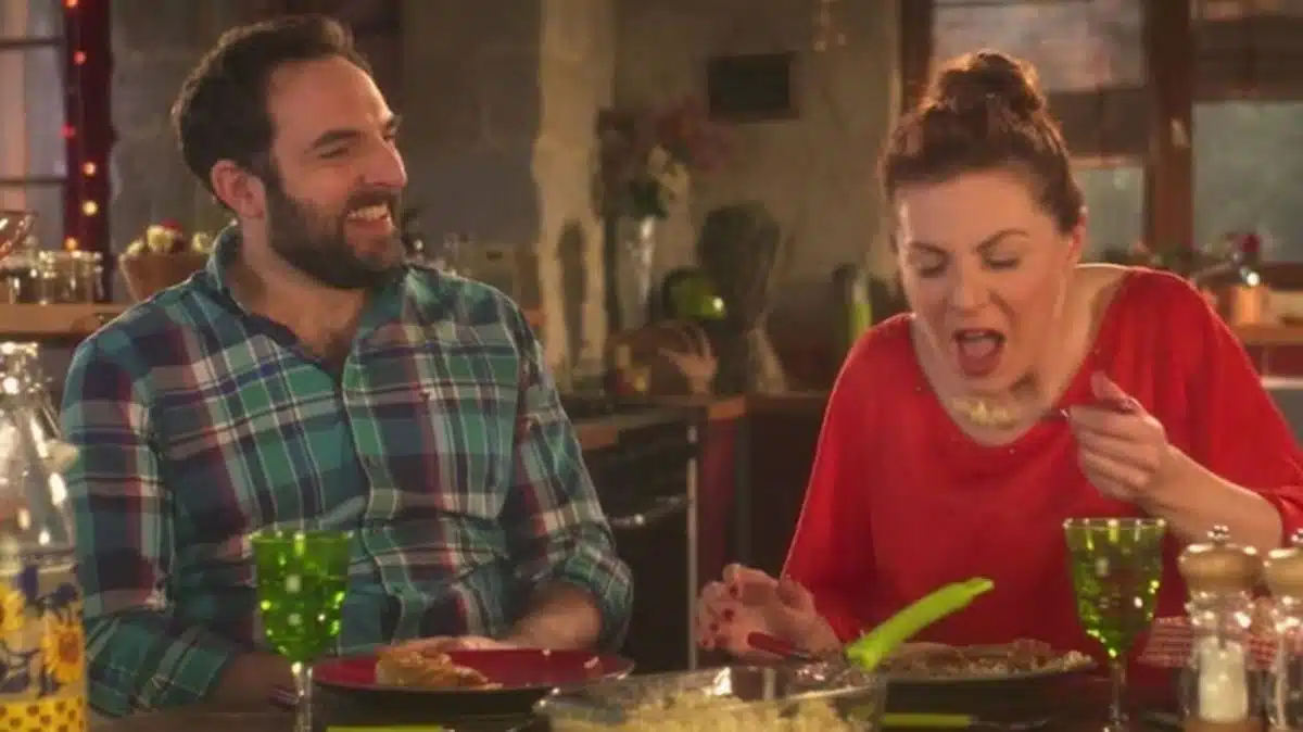 Scènes de ménages : les comédiens mangent réellement les plats ? Les secrets des coulisses dévoilés