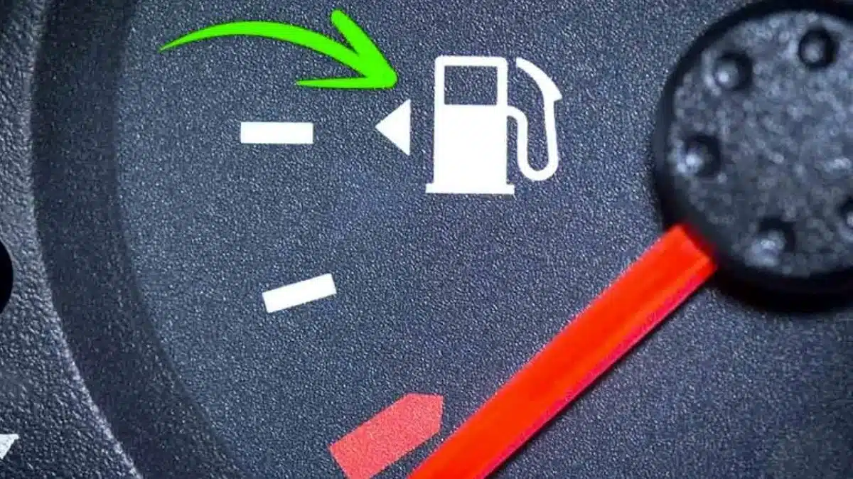 Voici à quoi sert la flèche sur la jauge à carburant de votre véhicule : une info à connaître !