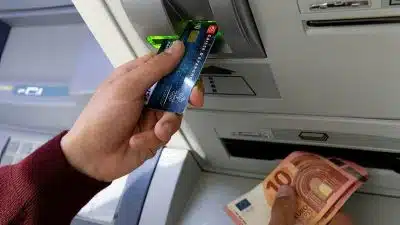 Les distributeurs de billets victimes d’arnaques, les escrocs prétendent être votre banque