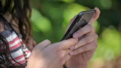 Arnaques par SMS : voici comment les escrocs, parfois adolescents, piègent leurs victimes