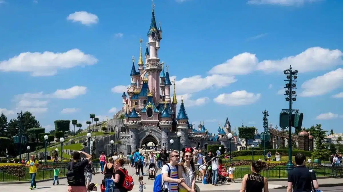 Cette arnaque au Parc Disneyland fait des ravages en France, méfiez-vous