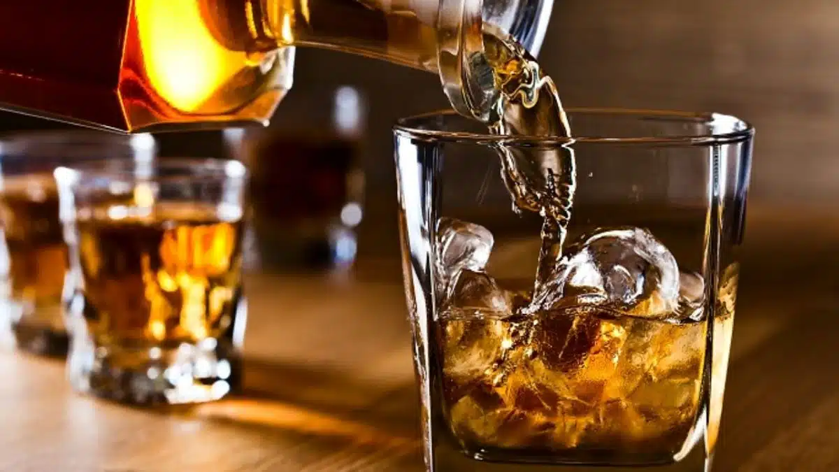 L’alcool a-t-il une date de péremption ? Tout savoir sur la durée de conservation et les risques