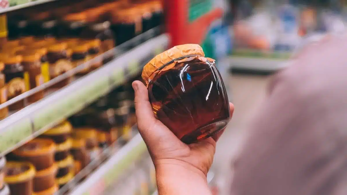 Arnaque au faux miel dans les supermarchés, les Français victimes d’une pratique ahurissante