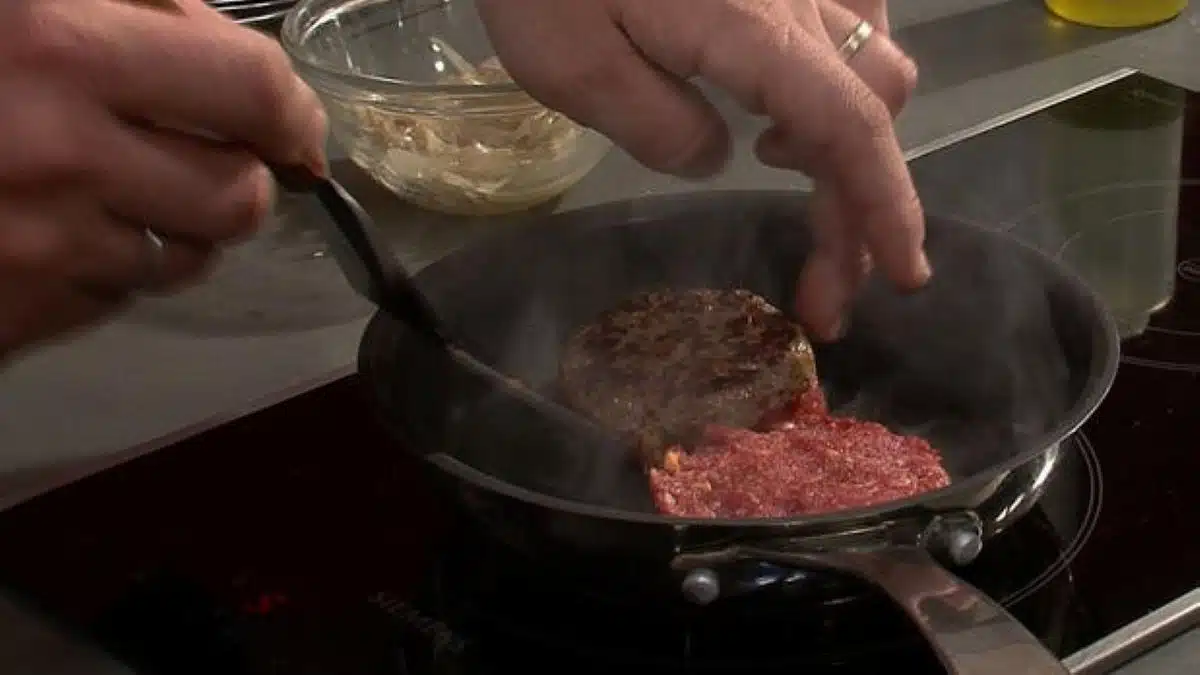 Ces 6 erreurs fatales que tout le monde fait pour la cuisson d’un steak, ne les faites plus !