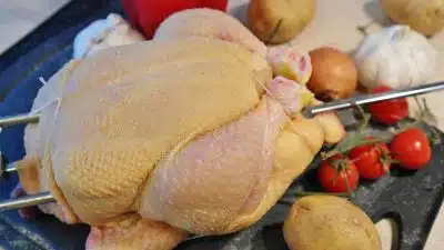 Ce poulet vendu en supermarché fait l’objet d’un rappel conso, ne le consommez pas !