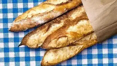 L’astuce magique pour garder votre pain frais et croustillant 15 jours sans jamais le congeler