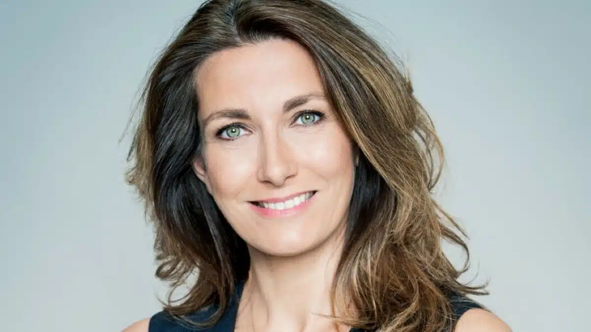 Anne-Claire Coudray sans soutien-gorge au JT de TF1, une polémique qui fait couler de l’encre