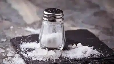 Attention à ces 4 signes qui révèlent que vous consommez trop de sel selon les nutritionnistes