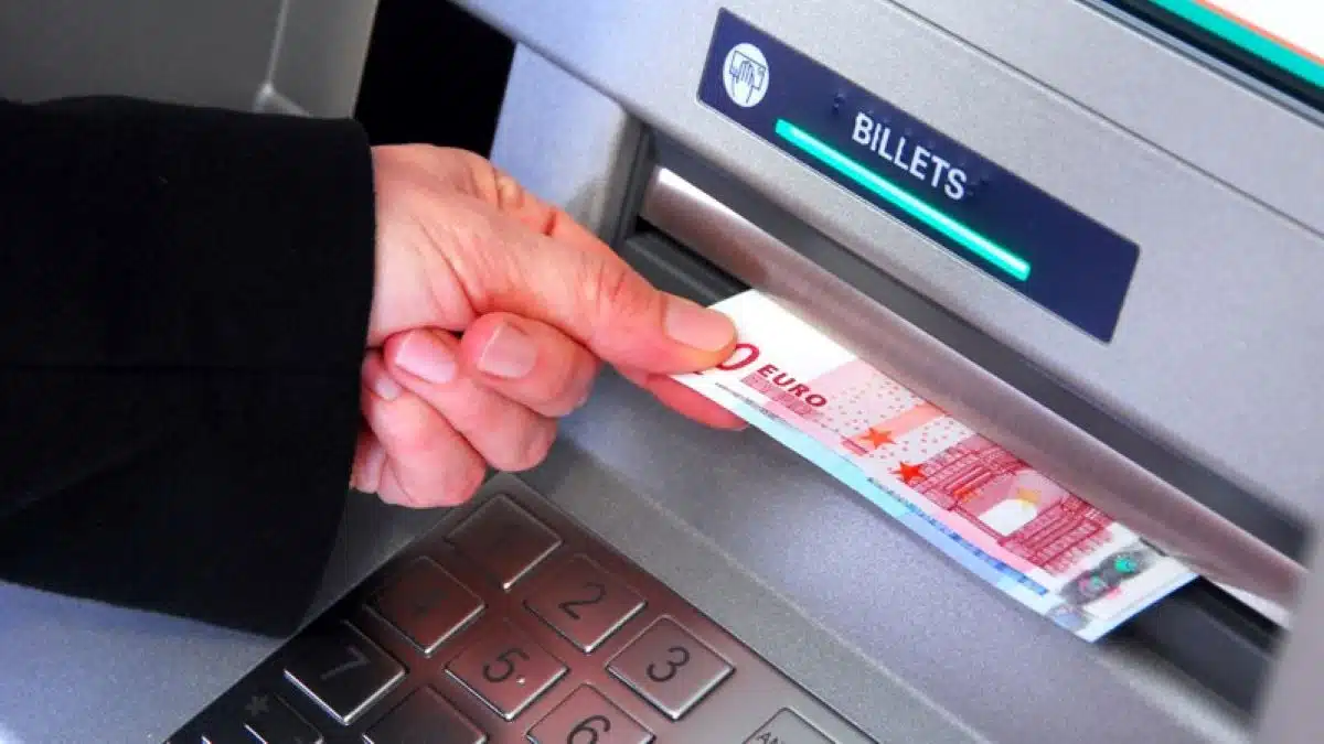 Cette nouvelle arnaque aux distributeurs de billets prend de l’ampleur, les banques alertent !