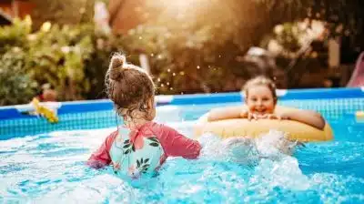 Enfant en bas âge : tout ce qu’il faut savoir sur les avantages d’une piscine hors sol