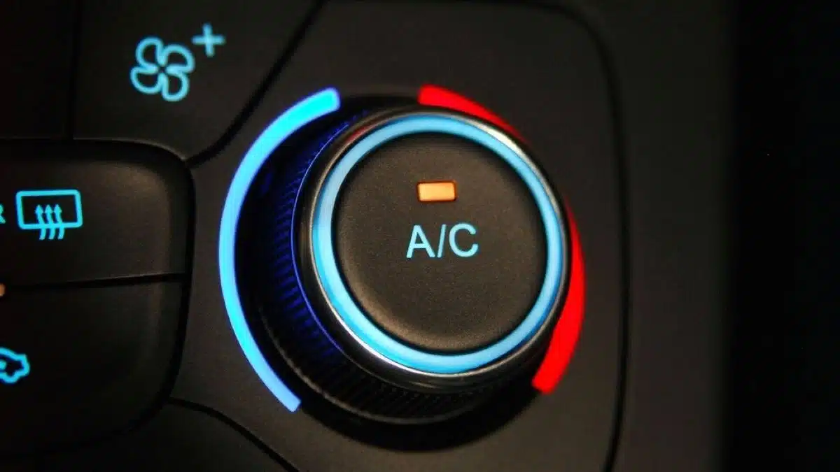 Activer ce mode de climatisation de votre voiture permet d’économiser beaucoup d’essence
