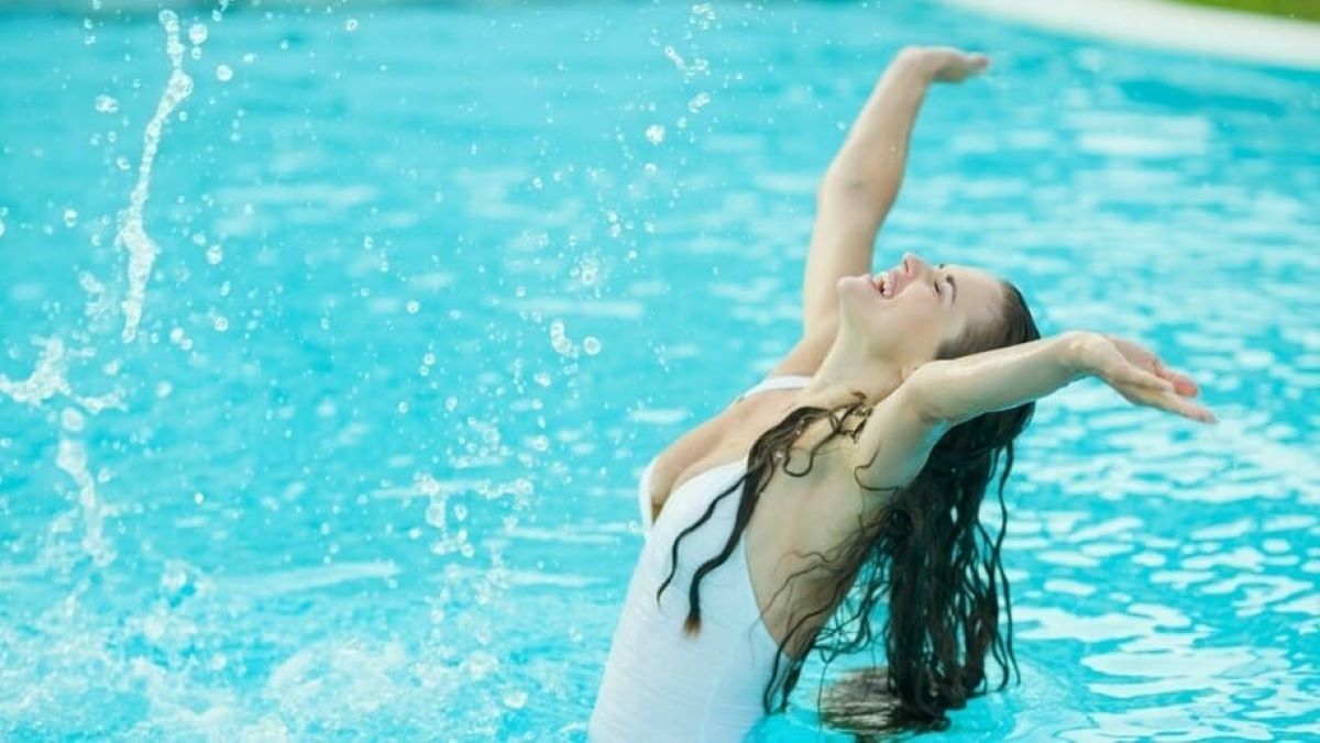 7 exercices hyper efficaces à faire dans votre piscine pour brûler des calories facilement