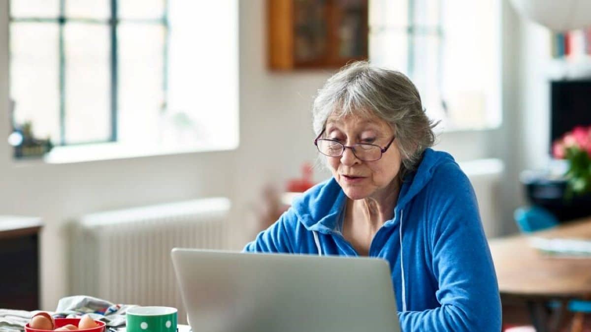 Les arrêts maladies reportent votre âge de départ à la retraite à taux plein ? La réponse des experts