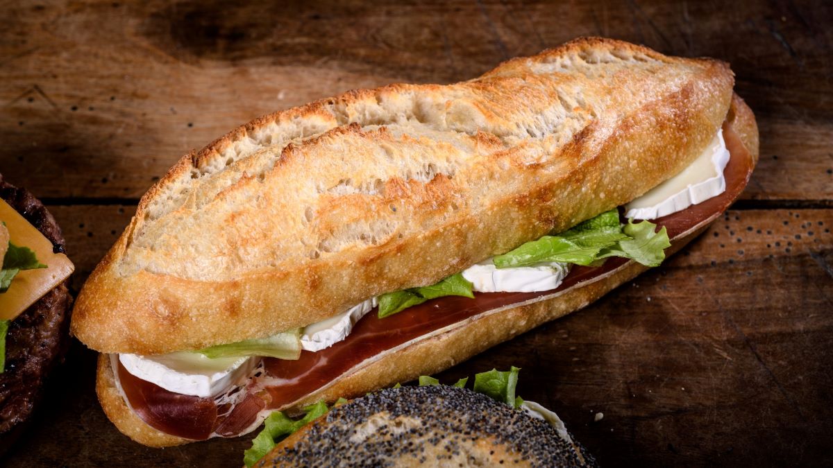 Vacances : voici pourquoi manger un sandwich en trajet est mieux qu’une salade selon une nutritionniste