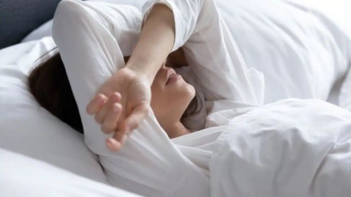 Les 5 pires habitudes à bannir qui nuisent à votre sommeil selon un médecin