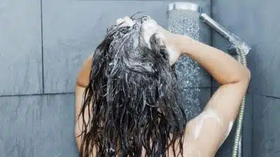 La fréquence idéale à laquelle vous devriez vous laver vos cheveux pour ne pas les abîmer