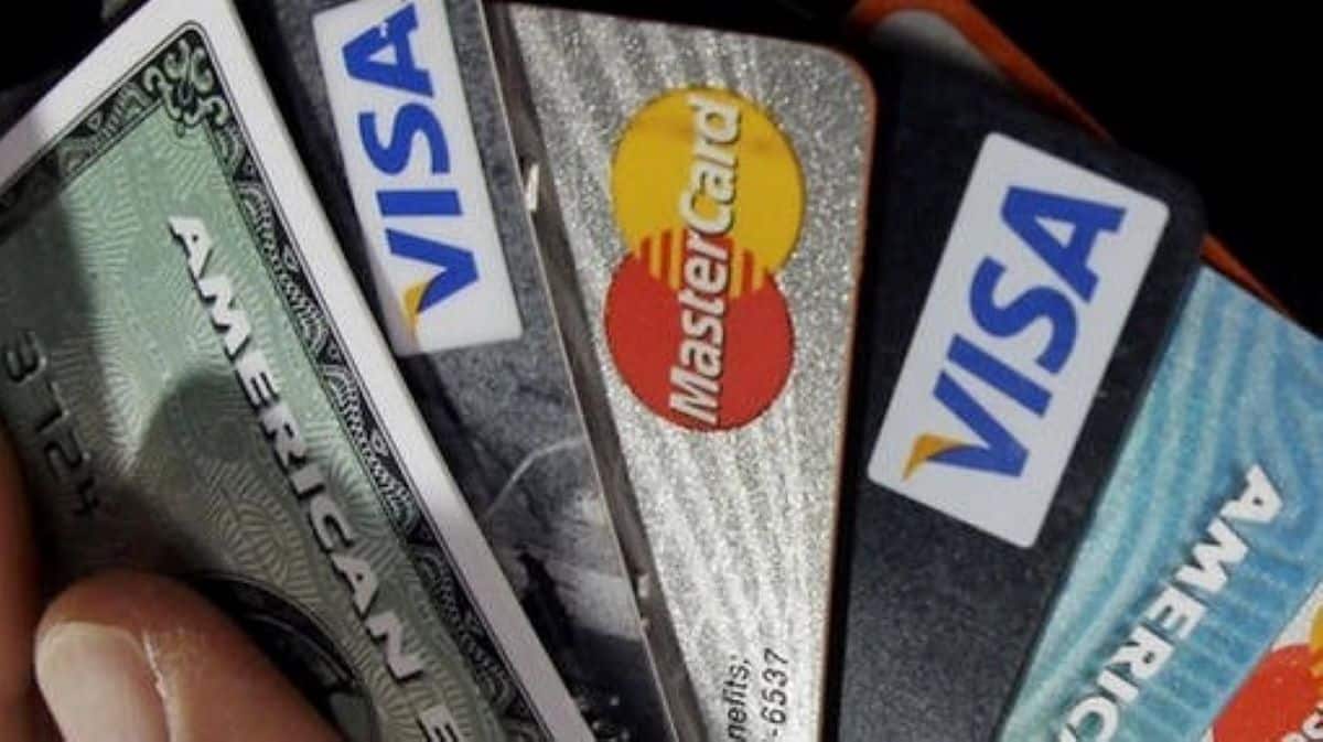 Les cartes bancaires bientôt interdites aux personnes âgées dans ce pays, voici pourquoi