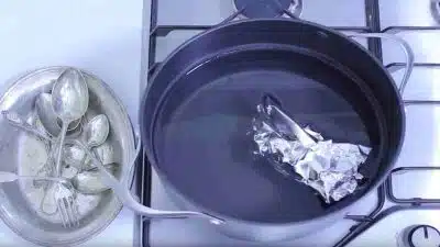 Du papier d’aluminium dans de l’eau bouillante : une astuce qui va vous changer la vie !