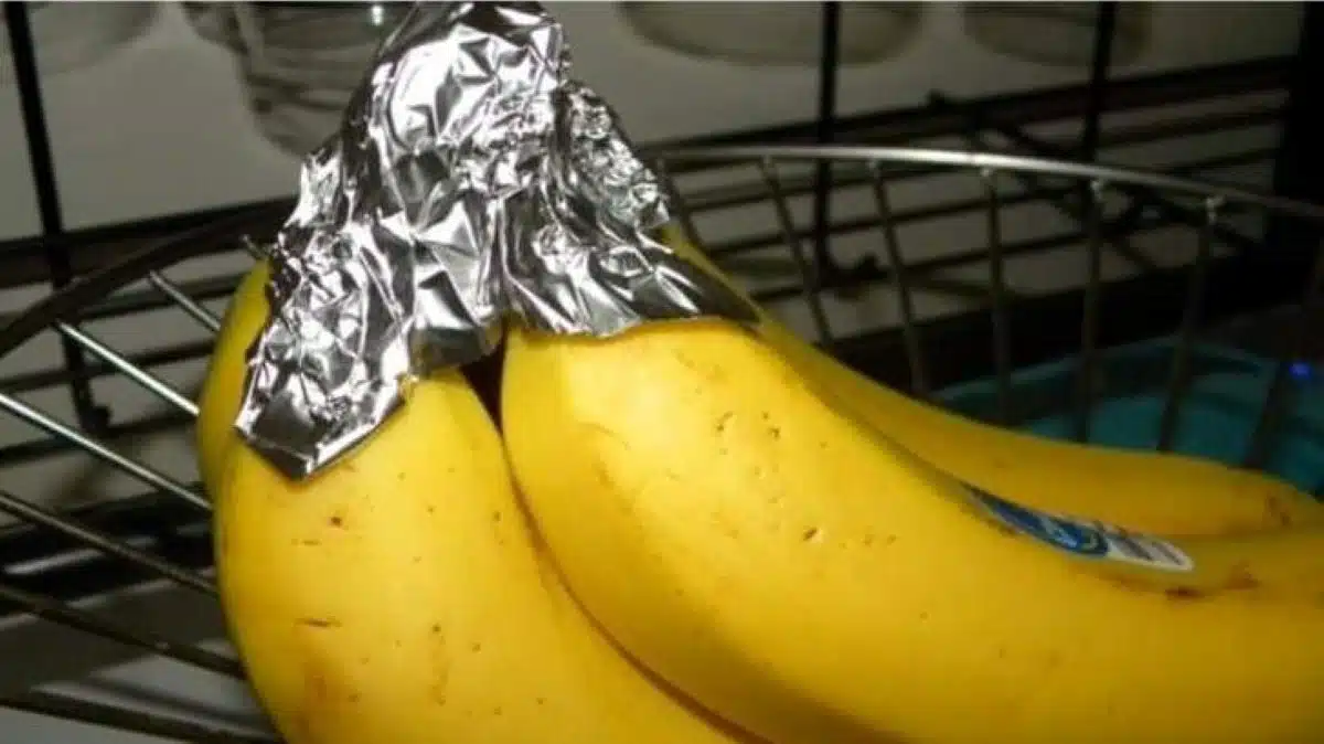 Emballer une banane dans du papier aluminium : une astuce géniale à connaître à tout prix