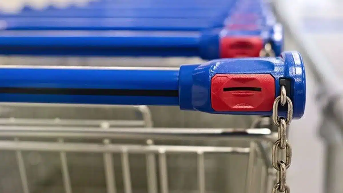 L’astuce infaillible pour déverrouiller votre chariot de supermarché sans pièce de monnaie