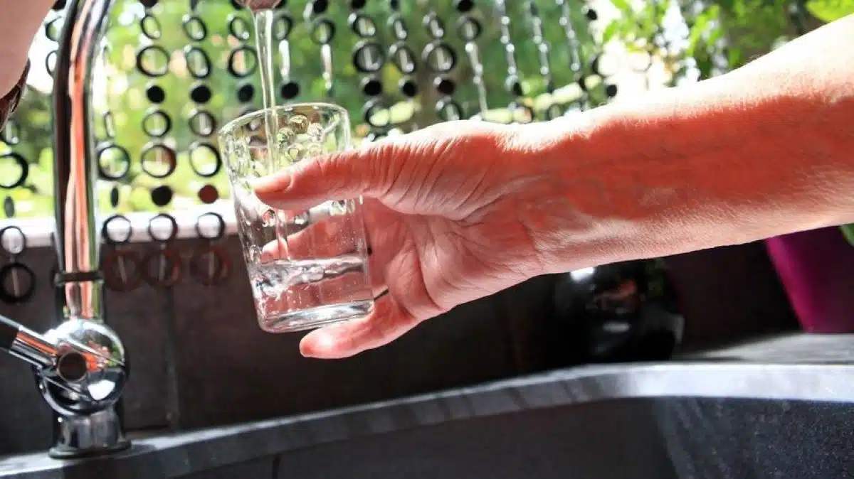 Cette voleuse au verre d’eau a escroqué plus de 42 personnes âgées, son plan redoutable