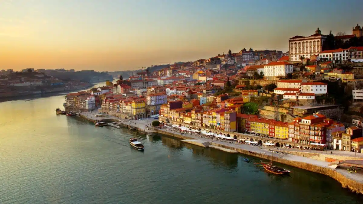 Vacances d’été pas cher : envolez-vous pour un week-end au Portugal pour - de 350 euros