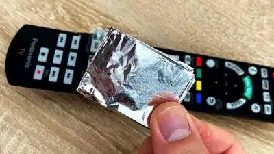 Le papier d’aluminium sur la télécommande : une astuce de génie très peu connue