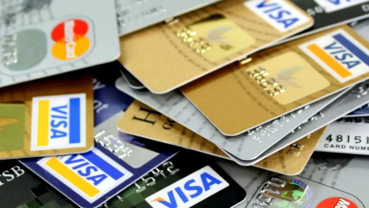 Banques en ligne : les revenus que vous devez gagner pour avoir une carte à débit différé