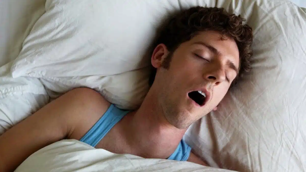 Dormir la bouche ouverte, est-ce dangereux pour votre santé ? Les causes et les risques