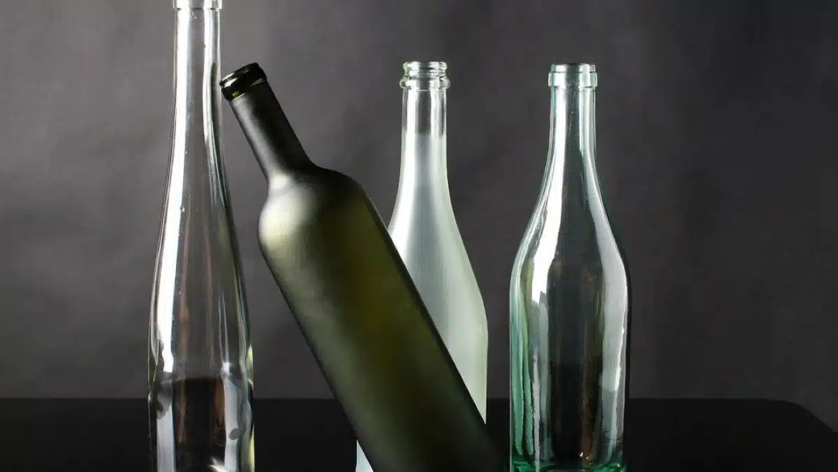 L’astuce miracle pour nettoyer le fond des bouteilles et carafes en verre comme neufs