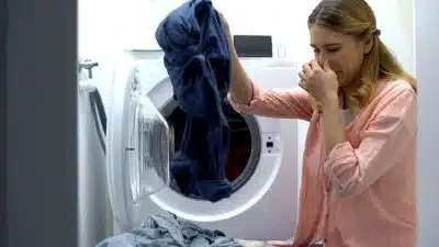 Les astuces d’experts pour dire adieu à la puanteur de la machine à laver