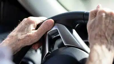 Permis de conduire : les seniors bientôt contraints de repasser l’examen ? On fait le point