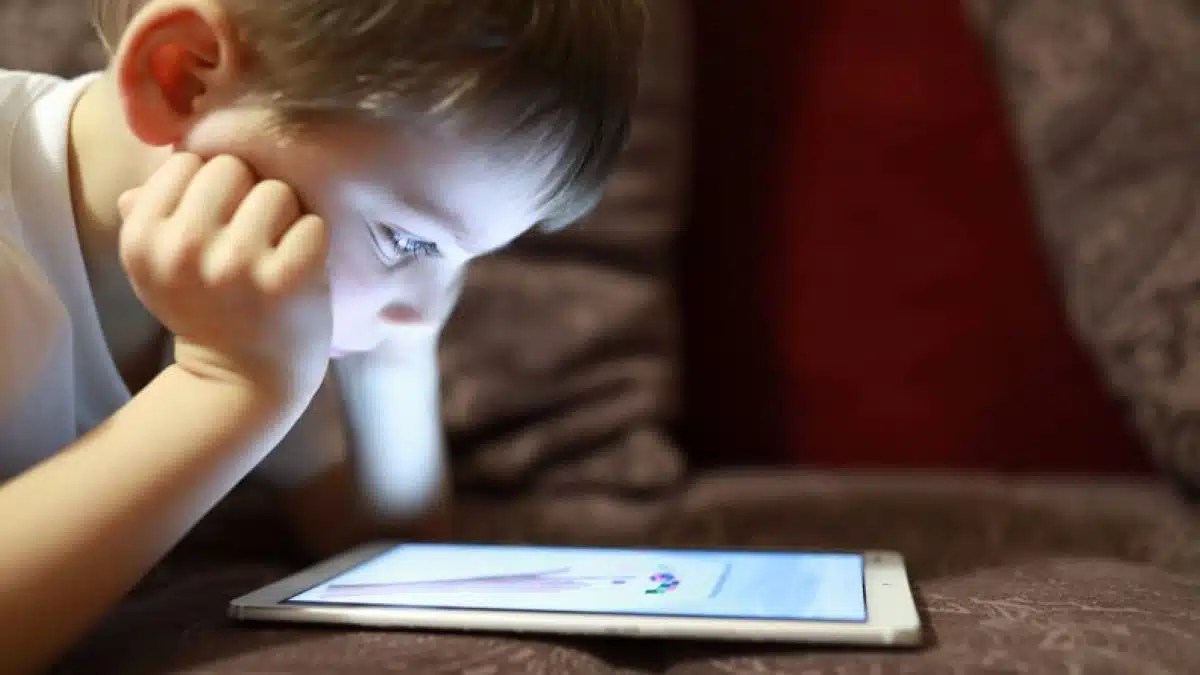 Les enfants touchés par le temps passé sur les écrans, mais il y a bien pire pour leur QI