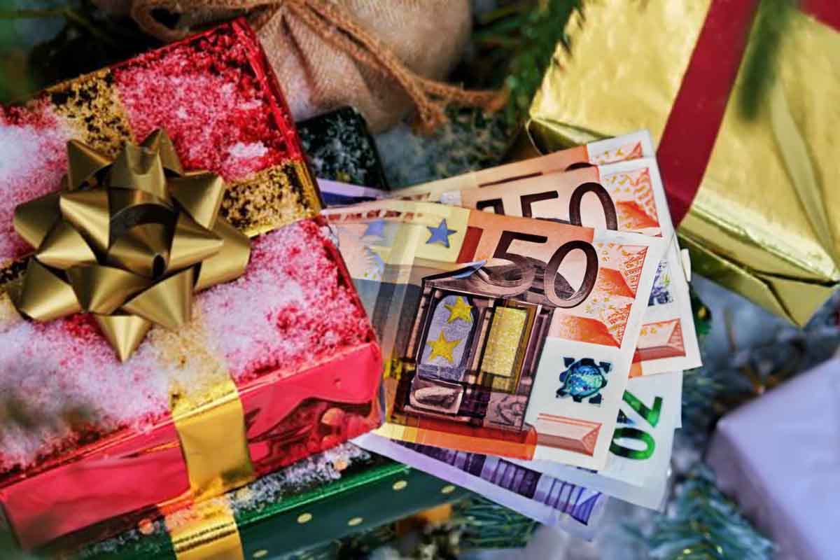 Offrir de l'argent à Noël : la somme à ne surtout pas dépasser pour ne pas payer d'impôt