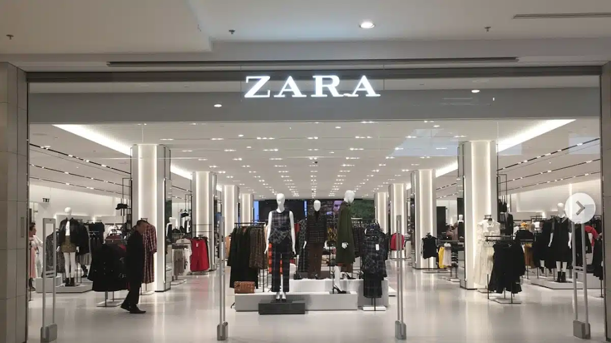 Zara : cette robe noire est le must have à avoir dans vos placards cet hiver
