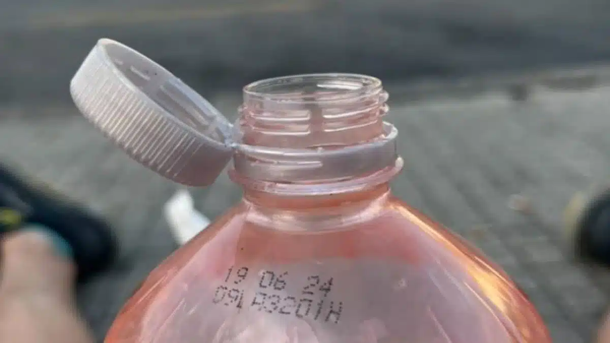 Connaissez-vous la raison pour laquelle les bouchons sont désormais collés aux bouteilles ?